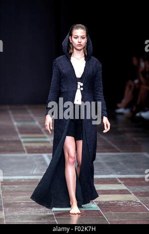 Copenhagen, Danimarca, Agosto 6th, 2014. Un modello di passeggiate sulla pista indossando disegni di Rebeca Rebeca durante il Copenhagen Fashion Week Primavera/Estate 2016. Credito: OJPHOTOS/Alamy Live News Foto Stock