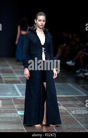 Copenhagen, Danimarca, Agosto 6th, 2014. Un modello di passeggiate sulla pista indossando disegni di Rebeca Rebeca durante il Copenhagen Fashion Week Primavera/Estate 2016. Credito: OJPHOTOS/Alamy Live News Foto Stock