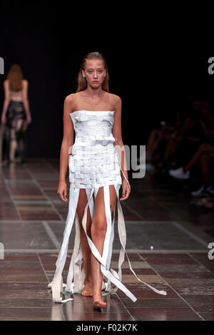 Copenhagen, Danimarca, Agosto 6th, 2014. Un modello di passeggiate sulla pista indossando disegni di Rebeca Rebeca durante il Copenhagen Fashion Week Primavera/Estate 2016. Credito: OJPHOTOS/Alamy Live News Foto Stock