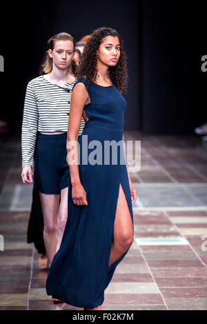 Copenhagen, Danimarca, Agosto 6th, 2014. Modelli passeggiate la pista indossando disegni di Rebeca Rebeca durante il Copenhagen Fashion Week Primavera/Estate 2016. Credito: OJPHOTOS/Alamy Live News Foto Stock