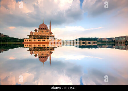 La moschea di Putra al crepuscolo, Putrajaya, Malaysia Foto Stock