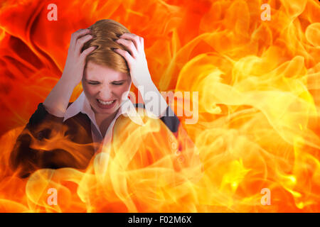 Immagine composita del sottolineato imprenditrice con le mani sul suo capo Foto Stock