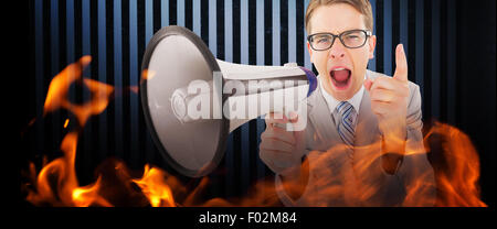 Immagine composita di geeky imprenditore urlando attraverso il megafono Foto Stock