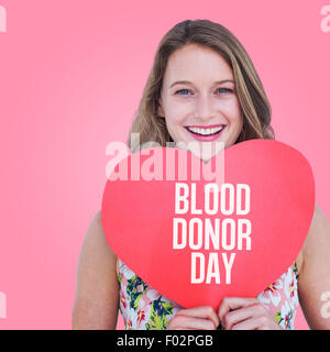 Immagine composita della donna azienda cuore card Foto Stock