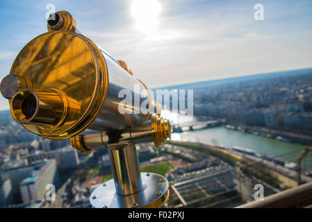 Il telescopio e la vista dalla cima della torre Eiffel, Parigi Foto Stock