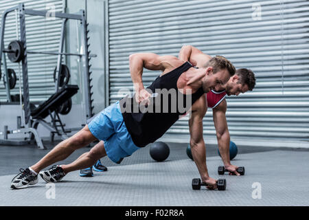 Uomini muscolare facendo un listone laterale Foto Stock