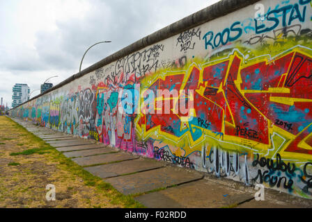 Più lungo la parte rimanente della parete, la East Side Gallery, Friedrichshain, a est di Berlino, Germania Foto Stock