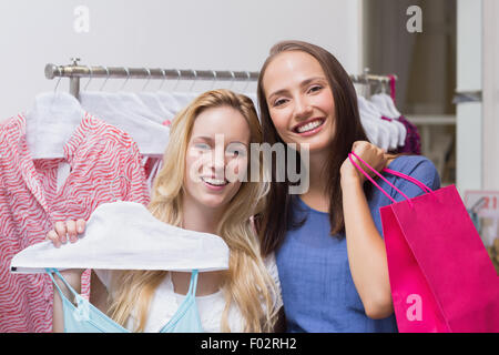 Happy amici facendo shopping insieme Foto Stock