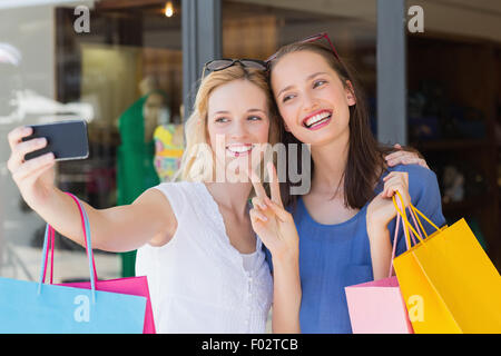 Sorridenti amici prendendo un selfie Foto Stock
