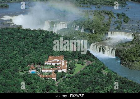Vista aerea di Iguacu o cascate di Iguazu e Cataratas Hotel, Parco Nazionale di Iguazu (Patrimonio Mondiale UNESCO, 1986) - Brasile, Argentina Foto Stock