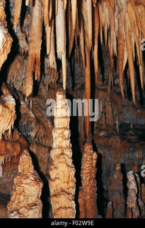 Stalattiti e stalagmiti e colonne, le Grotte di Castellana, Puglia, Italia. Foto Stock