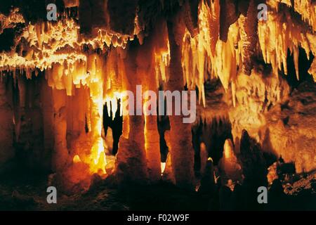 Stalattiti e stalagmiti e colonne, le Grotte di Castellana, Puglia, Italia. Foto Stock