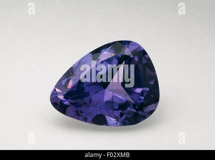 La tanzanite, silicato, tagliare la gemma. Foto Stock