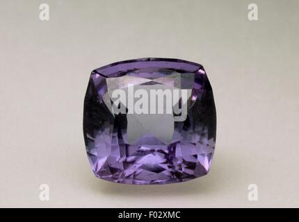 La tanzanite, silicato, tagliare la gemma. Foto Stock