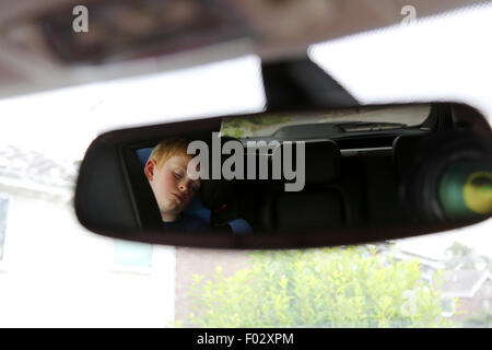 Il bambino nel seggiolino per auto osservata attraverso il sedile  posteriore specchio nel retro della macchina Foto stock - Alamy