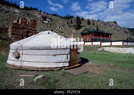 Yurta (casa dei popoli nomadi di Asia) con Manchir monastero (XVIII secolo) in background, Mongolia. Foto Stock