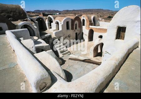 Ksar Hadada, villaggio berbero con granai fortificati noti come Ghorfa, Tunisia. Foto Stock