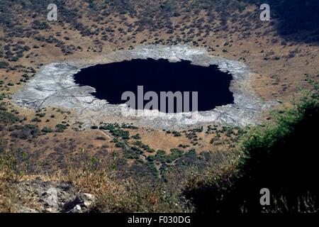 Salt Lake nel cratere di El Sod vulcano, Etiopia. Foto Stock