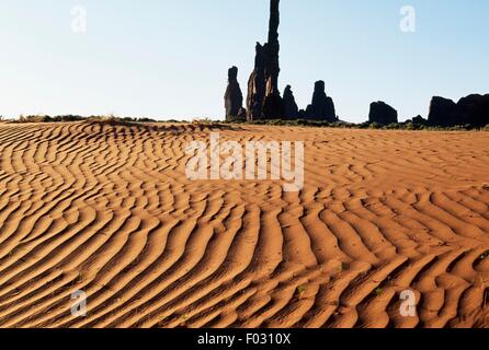 Il Totem Pole e a Yei Bi Chei, Monument Valley, Arizona e Utah, Stati Uniti d'America. Foto Stock