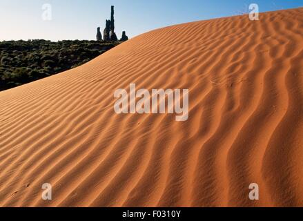 Il Totem Pole e a Yei Bi Chei, Monument Valley, Arizona e Utah, Stati Uniti d'America. Foto Stock