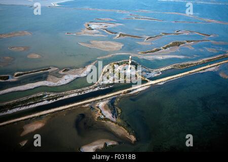 Faro Faraman tra sale nelle vicinanze della palude salin de giraud, parco naturale regionale della Camargue (Parc naturel regional de Camargue), Provence-Alpes-Côte d'Azur, in Francia. Foto Stock