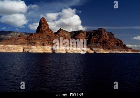 Lake Powell, man-made serbatoio creato da sbarramento al Glen Canyon sul fiume Colorado, sul confine tra Arizona e Utah, Stati Uniti. Foto Stock