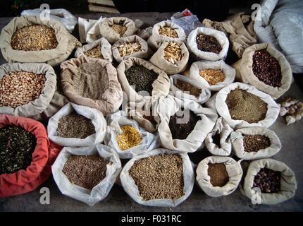 Vendita di ortaggi nel Vecchio Bazar di Korce, Albania. Foto Stock