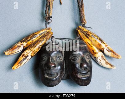 Uomini collana con pendagli raffiguranti i volti e gli animali' denti, Konyak e Wancho, Nagaland, India. Foto Stock