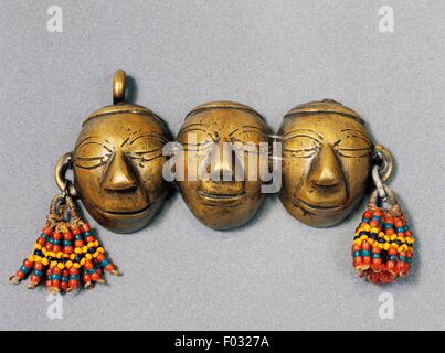 Uomini collana con pendagli raffiguranti visi e decorate con perline colorate indossati dai cacciatori di teste, e Konyak Wancho, Nagaland, India. Foto Stock