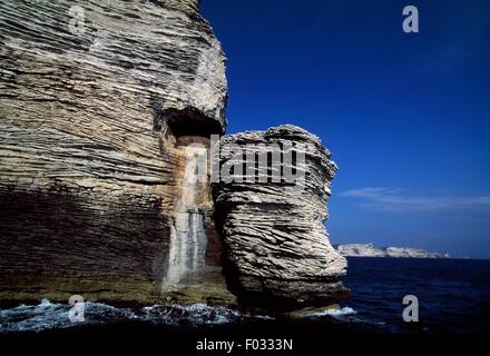 Scogliere calcaree vicino a Bonifacio, Corsica, Francia. Foto Stock