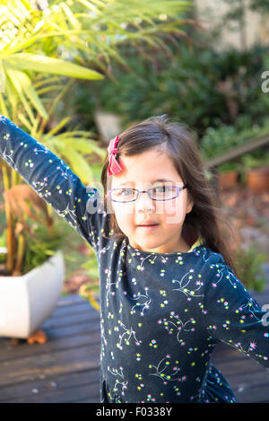 Bambina di cinque anni di guardare direttamente la fotocamera Foto Stock