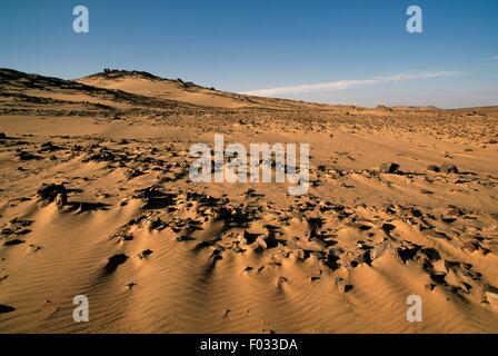 Il deserto del Sahara in Aswan, sulla riva sinistra del Nilo vicino al mausoleo di Aga Khan, Egitto. Foto Stock