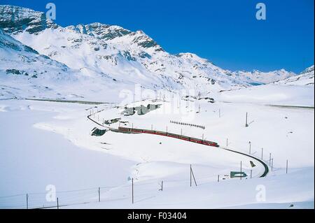 La St Moritz-Tirano treno della Ferrovia Retica (Patrimonio Mondiale UNESCO, 2008), Passo Bernina del Cantone dei Grigioni, Svizzera. Foto Stock