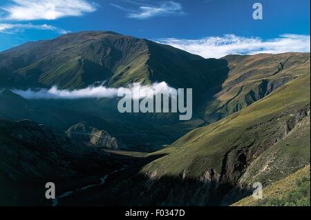 Montagne lungo la Cuesta del Obispo, provincia di Salta, Argentina. Foto Stock