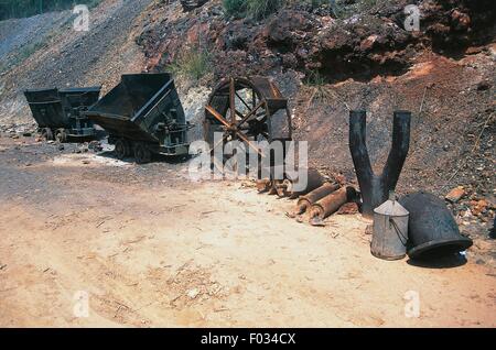 Carri e materiale abbandonato nella vecchia miniera di ferro di Rio Marina, Isola d'Elba, Parco Nazionale Arcipelago Toscano, Toscana, Italia. Foto Stock