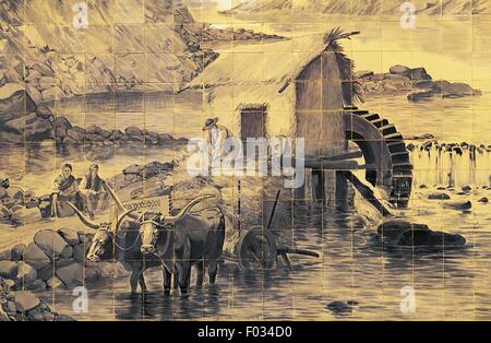 Un mulino ad acqua e il team di buoi, azulejos pannello di piastrelle, 1930, San Bento stazione ferroviaria, Porto, Portogallo. Foto Stock