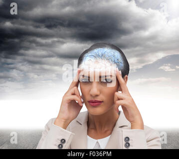 Immagine composita della giovane imprenditrice di mettere le mani sui suoi templi Foto Stock