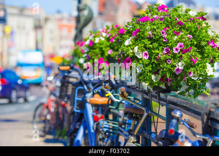 Red moto sul ponte in Amsterdam, Paesi Bassi Foto Stock