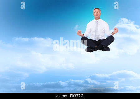 Immagine composita di imprenditore zen meditando in lotus pongono Foto Stock