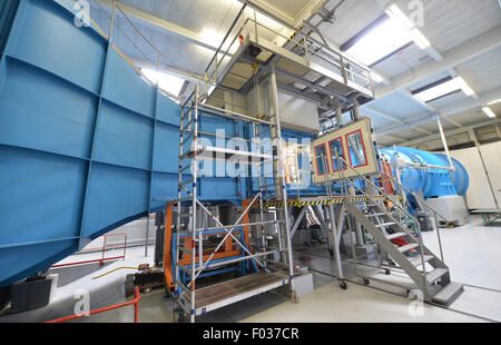 Bremen, Germania. 04 Ago, 2015. Una vista esterna di una galleria del vento in corrispondenza della tubazione del costruttore di aeromobili Airbus a Bremen, Germania, 04 agosto 2015. Foto: Carmen Jaspersen/dpa/Alamy Live News Foto Stock