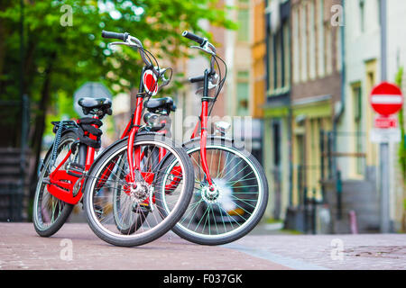 Red moto sul ponte in Amsterdam, Paesi Bassi Foto Stock