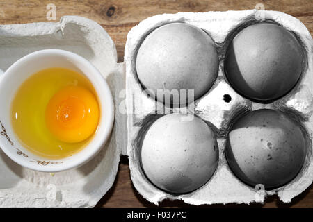 Le uova organiche dal pollo ruspante Foto Stock