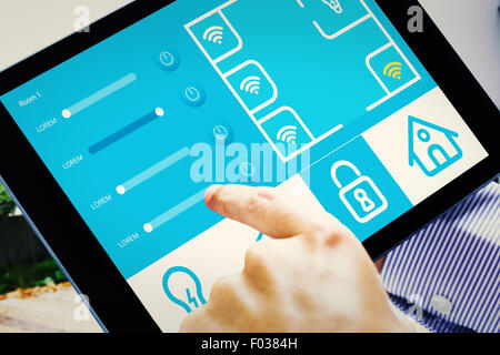 Immagine composita dell'uomo utilizzando tablet pc Foto Stock