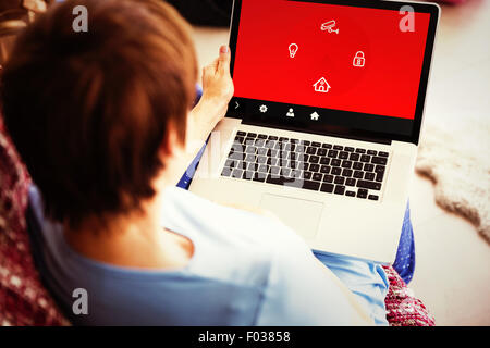 Immagine composita della donna incinta usando il suo computer portatile Foto Stock