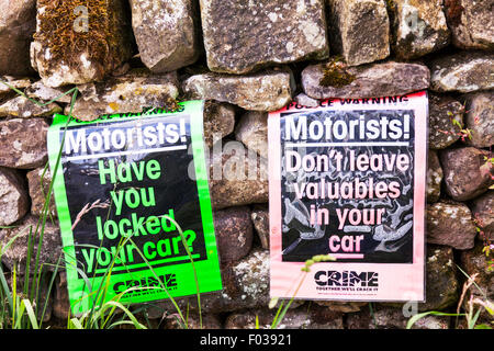 Gli automobilisti in segno di avvertimento segni non lasciate oggetti di valore in auto la criminalità ladri furto avete bloccato la tua auto Yorkshire Dales REGNO UNITO Foto Stock
