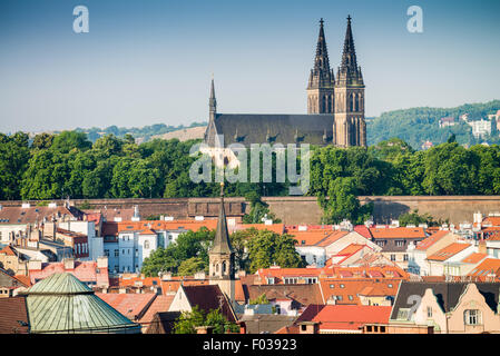 La vecchia fortezza di Vysehrad, Praga, Repubblica Ceca - le torri della chiesa Capitolare di San Pietro e Paolo Foto Stock