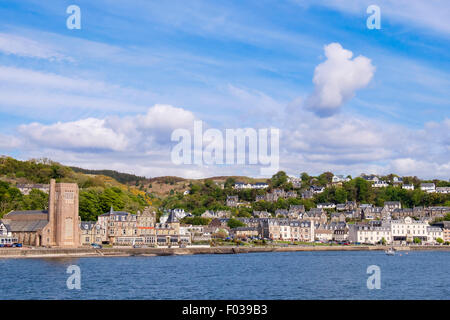 Vista offshore di fronte mare sul lungomare di edifici e San Columba Cattedrale della chiesa cattolica a Oban Argyll and Bute Scozia UK Foto Stock