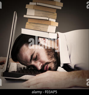 Immagine composita di imprenditore appoggiato la testa sulla tastiera del notebook Foto Stock