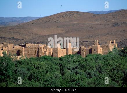 Un borgo fortificato (ksar) nei pressi di El- Kelaa M' gouna, Dades Valley, Alto Atlante, Marocco. Foto Stock