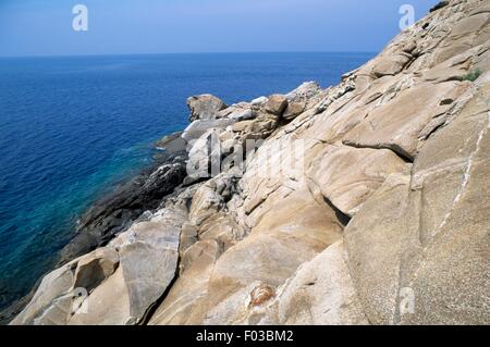 Cliff a punta del Fenaio, Isola del Giglio, Parco Nazionale Arcipelago Toscano, Toscana, Italia. Foto Stock